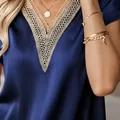 Elegante dunkelblaue Damen-Satinbluse mit V-Ausschnitt und feinem Spitzenbesatz-Detail - Blau