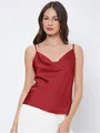 Elegante canotta in raso rosso con scollo a cappuccio, perfetta per un look a strati - Rosso