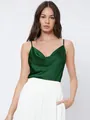 Elegante canotta in raso verde scuro con scollo a cappuccio da donna per sottogiacca - Verde