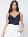 Elegante canotta in raso blu navy con scollo a cappuccio per donna, stile versatile e chic - Blu