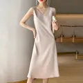 Élégante robe midi sans manches en satin champagne avec col en V et aspect soyeux - M / Blanc Cassé
