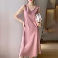 Élégante robe midi sans manches en satin rose poudré avec col en V pour un look raffiné. - S / Rose Lotus