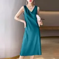 Robe mi-longue élégante en satin sans manches avec col en V de couleur bleu sarcelle - S / Vert malachite