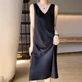 Robe midi élégante en satin noir sans manches avec finition soyeuse et col en V minimaliste - Noir