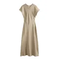 Elegante vestido midi sin mangas de satén champán con un acabado sedoso y drapeado - S / Vestidos / Caqui