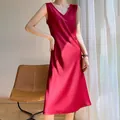 Robe midi élégante en satin rouge sans manches avec col en V pour la mode chic d'été - Rouge