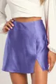 Eleganter lila Minirock aus Satin mit hoher Taille und modischem Schlitz für Damen. - Saphirblau