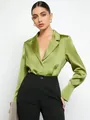 Élégant chemisier en satin vert à manches longues pour femme porté par un mannequin - XS / Hauts / Vert clair