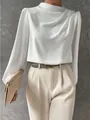 Elegante camicetta in raso bianco a pieghe con maniche a sbuffo e collo alto drappeggiato - Bianco