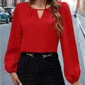 Elegante camicetta in raso rosso con maniche a sbuffo e scollo a V con intaglio - Taglia S / Top / Rosso