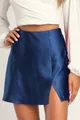 Eleganter dunkelblauer Satin-Minirock mit hoher Taille und modischem Seitenschlitz - Dunkelblau