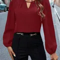Elegante camicetta in raso bordeaux a maniche lunghe con raffinato scollo a goccia - Taglia S / Top / Borgogna