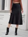 Elegante zwarte satijnen midi-rok met hoge taille en zijdeachtige afwerking voor dames - XS / Bottoms / Zwart
