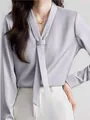 Elegante lichtgrijze satijnen blouse met lange mouwen en stijlvolle V-hals strik - Lichtgrijs