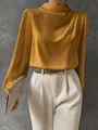 Elegante camicia in raso a pieghe giallo senape con maniche lunghe e collo alto - Arancione