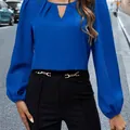 Elegante blusa de satén azul real de manga larga con cuello de cerradura y mangas farol - Azul