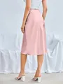 Gedetailleerd achteraanzicht van een elegante roze satijnen midi-rok met hoge taille - XS / Bottoms / Roze