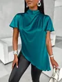 Elegante türkisfarbene Satinbluse mit luxuriösem Glanz und einem asymmetrischen Saumverlauf - Grün