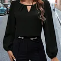 Elegante blusa de satén negro de manga larga con un sofisticado escote de cerradura - Negro