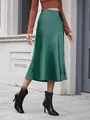 Gedetailleerd overzicht van elegante smaragdgroene satijnen midi-rok met hoge taille - XS / Bottoms / Donkergroen