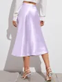 Vue arrière détaillée d'une jupe midi en satin lavande à taille haute avec un fini soyeux - Violet