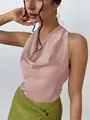Detalle de una elegante blusa de satén rosa sin mangas con un sofisticado cuello caído - XS / Tops / Rosa