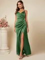 Elegante smaragdgroene satijnen jurk met spaghettibandjes, split en gerimpelde details. - XS / Boven- En Onderstuk / Donkergroen