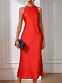 Elegante vestido largo de satén rojo sin mangas con abertura lateral y acabado brillante - Rojo
