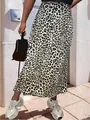 Schicker Satin-Midirock mit Leopardenmuster für Damen im modischen Streetstyle-Look. - Weiß Kleines Leopardenmuster