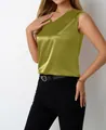 Detailaufnahme eines olivgrünen Satin-Tops mit V-Ausschnitt, das Stofftextur und Passform zeigt - Grün