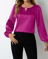 Nahaufnahme einer magentafarbenen Satinbluse mit langen Ärmeln und plissiertem V-Ausschnitt - Fuchsia