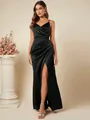 Elegante zwarte satijnen maxi-jurk met spaghettibandjes, plooien en hoge split - XS / Boven- En Onderstuk / Zwart