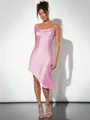 Détail d'une robe en satin rose avec col bénitier et ourlet asymétrique élégant - Rose Clair