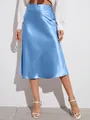 Élégante jupe midi en satin bleu ciel à taille haute avec un fini brillant soyeux - Bleu clair