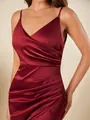 Detailopname van een bordeauxrode satijnen camisole jurk met elegante gerimpelde details. - Bordeauxrood