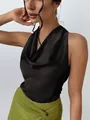 Elegante blusa de satén negro sin mangas para mujer en un estilo de trabajo profesional - XS / Tops / Negro