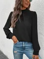 Nahaufnahme einer schwarzen Satinbluse mit Stehkragen und eleganten langen Ärmeln. - S / Oberteile / Schwarz