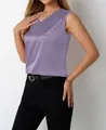 Nahaufnahme eines eleganten lila ärmellosen Satin-Tops mit V-Ausschnitt an einem Model - Lila