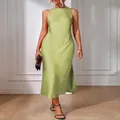 Elegante vestido midi de satén verde claro sin mangas con abertura lateral para mujer en entorno chic - Verde limón