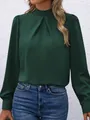 Detailansicht einer eleganten dunkelgrünen Satinbluse mit Stehkragen und Falten - Dunkelgrün
