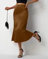 Vue détaillée d'une jupe midi sirène en satin marron montrant sa texture soyeuse - Brun Foncé