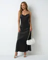 Robe longue en satin noir avec décolleté bénitier élégant et fines bretelles spaghetti. - Noir