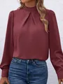 Detailansicht des eleganten Faltenkragens und der Satinstruktur der weinroten Bluse - Dunkelrot