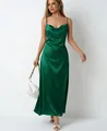 Élégante robe longue en satin vert émeraude avec col bénitier et fines bretelles. - XS / Haut Et Bas / Vert