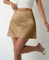 Detailweergave van een hoog getailleerde champagne satijnen A-lijn minirok met zijdeglans. - XS / Bottoms / Champagne