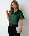 Dettaglio camicia in raso verde scuro a maniche corte con elegante colletto alla coreana - Verde