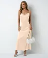 Robe longue élégante en satin champagne avec fines bretelles et sac à main plissé chic. - Blanc Cassé