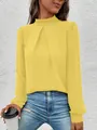 Elegante gelbe Satinbluse mit langen Ärmeln, Stehkragen und Falten auf der Vorderseite - S / Oberteile / Gelb