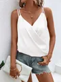 Detailansicht eines eleganten weißen Satin-Tops mit V-Ausschnitt-Wickeldesign und Trägern - XS / Oberteile / Weiß