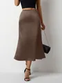 Jupe mi-longue sirène en satin marron chocolat avec une finition soyeuse et brillante - Chameau
